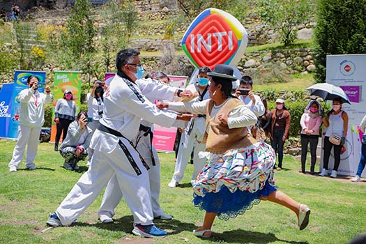Las_mujeres_se_capacitan_en_tcnicas_de_defensa_personal_gracias_a_Valrate_y_Warmi_Power